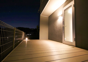 星空を楽しめる広々としたデッキ