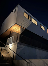夜の外観